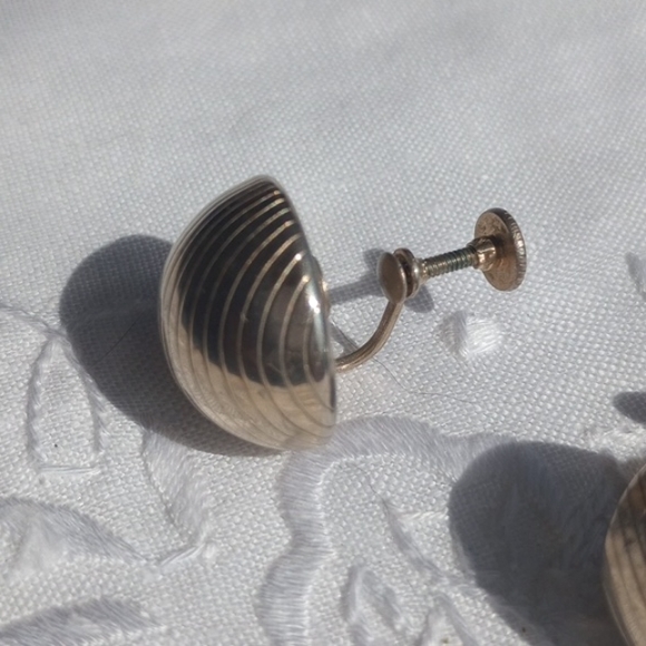Gorgeous Art Deco style button silver tone ribbed screw back earrings - Picture 2 of 6